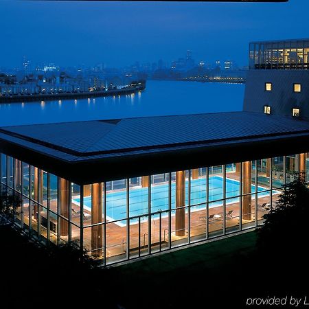 카나리아 리버사이드 플라자 호텔 런던 외부 사진 The swimming pool at the hotel